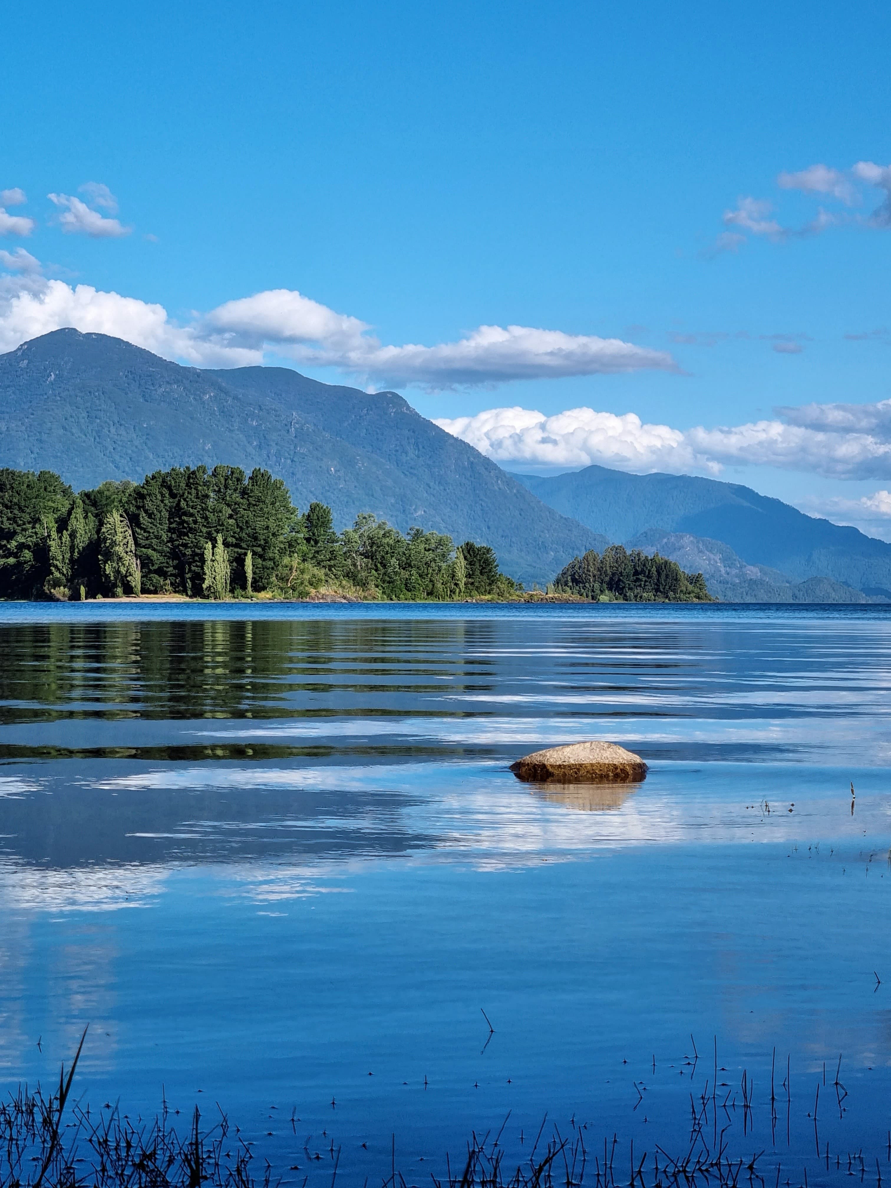 Amanecer en un lago del sur de Chile con montañas de fondo