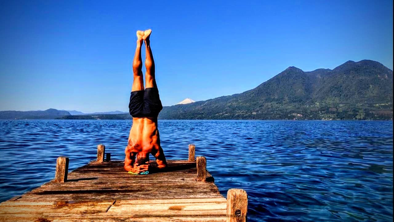 Kayakistas remando en un río rodeado de naturaleza en Panguipulli