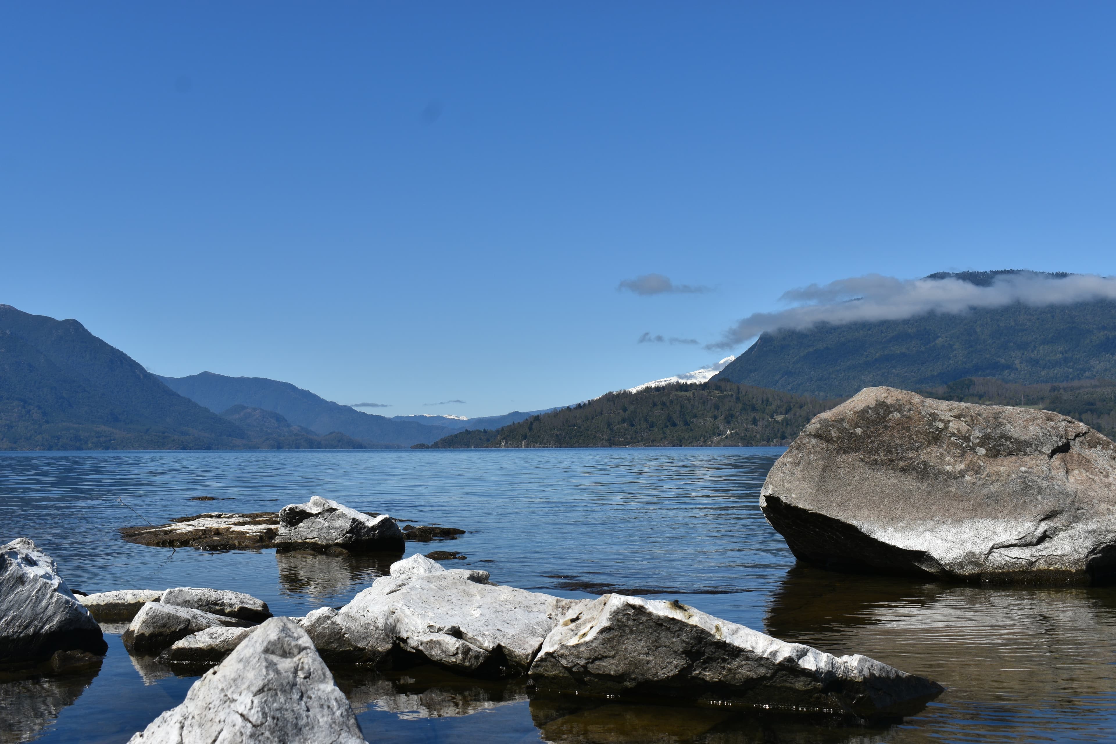 Grupo de personas preparándose para una aventura de rafting